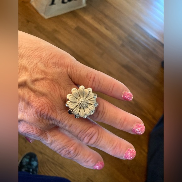 Sterling Flower Ring Sz 7 Like new shiny & matte petals 1” flower GORGEOUS - Picture 4 of 8